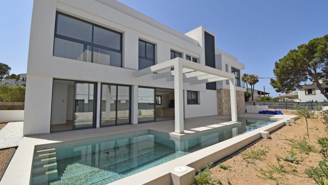 Nieuwbouw villa met zeezicht in Son Veri Nou